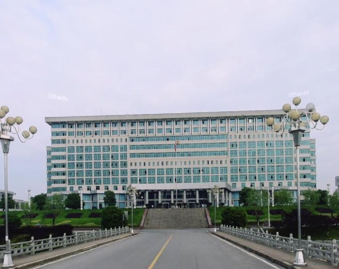 湖北山水画卷中，传统服饰演绎独白情深